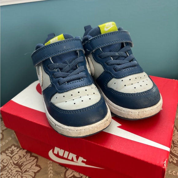 Nikes Kids - Picture 3 of 5